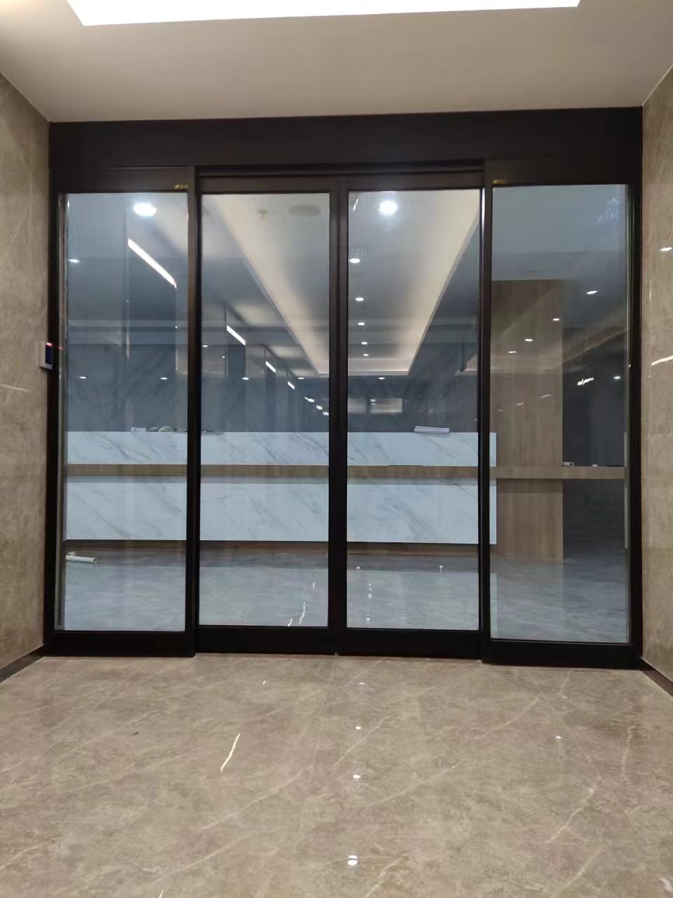 丹阳市玻璃伸缩门