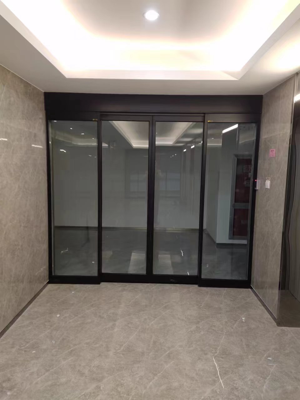 丹阳市玻璃伸缩门